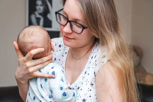 Una Joven Con Bebé Salón —  Fotos de Stock