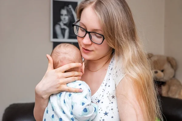 Una Joven Con Bebé Salón —  Fotos de Stock