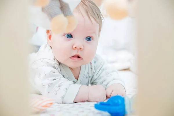 Baby Lies His Crib Toys — Stock Photo, Image