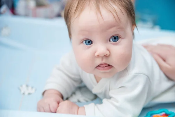 Baby Lies His Tummy Lifts His Head — Stock Photo, Image