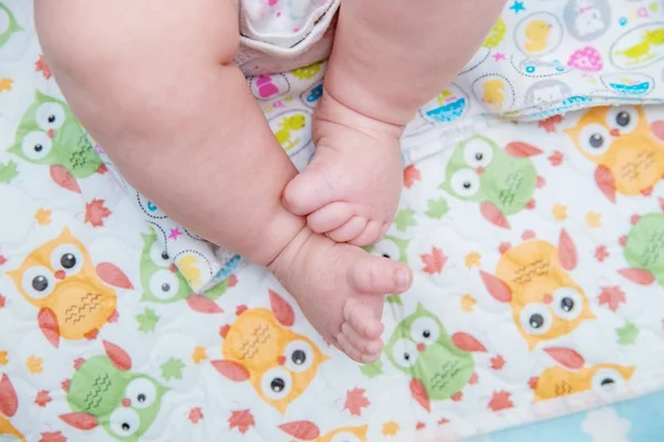 Голые Маленькие Ноги Младенца — стоковое фото