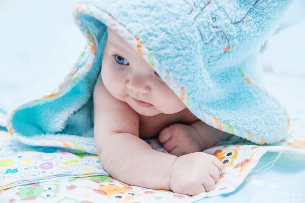 Baby Het Baden Een Handdoek — Stockfoto