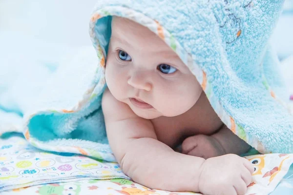Baby Het Baden Een Handdoek — Stockfoto