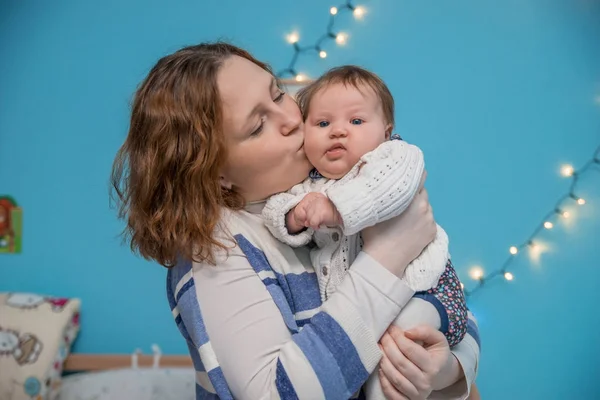 Madre Mantiene Bebé Mano Una Habitación Inteligente —  Fotos de Stock