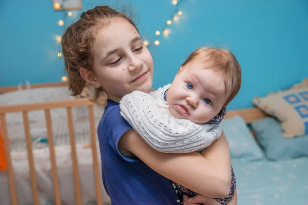 Chica Con Hermana Bebé —  Fotos de Stock