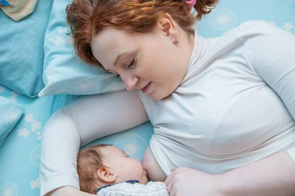 Madre Alimenta Bebé Acostado Cama Lactancia Materna —  Fotos de Stock