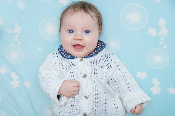 Divertente Bambina Sdraiata Foglio Blu Sul Letto — Foto Stock