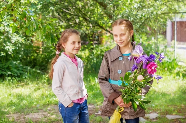 Duas Crianças Meninas Irmãs São Buquê Flores Primavera Fundo Jardim — Fotografia de Stock