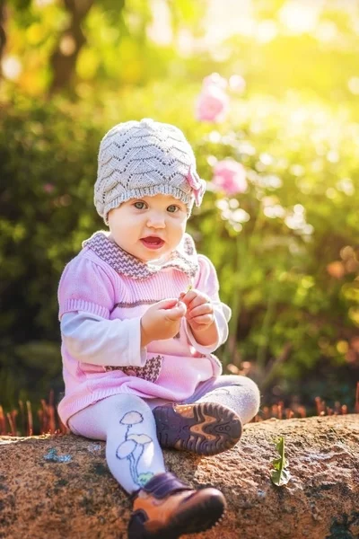 Engraçado Rindo Bebê Menina Passeio Natureza Dia Ensolarado — Fotografia de Stock