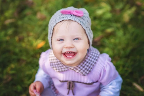 Lustiges Lachendes Baby Mädchen Bei Einem Spaziergang Der Natur Einem — Stockfoto