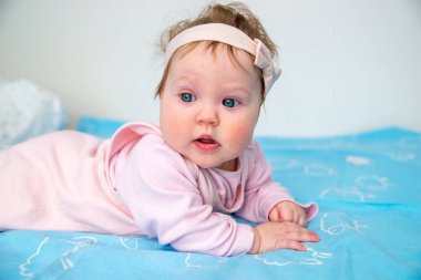 Hafif bir arka plan üzerinde şirin komik bebek kız.