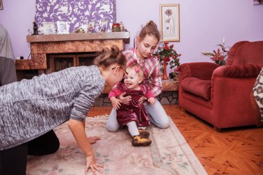 Bir yaşındaki bebek aile ile yürümeyi öğrenme.
