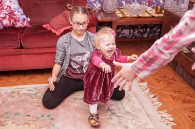 Bir yaşındaki bebek aile ile yürümeyi öğrenme.