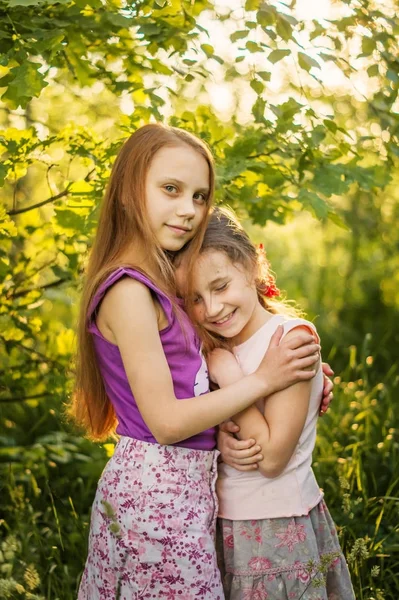 Two Children Girls Sisters Standing Summer Garden — Stock Photo, Image