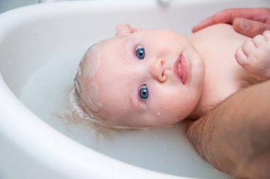 Komik bebek küvette banyo.