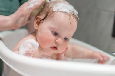 Küvette banyo bebek.