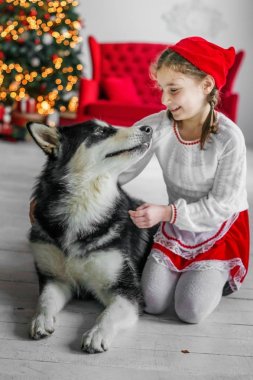 Çocuk kostüm ile büyük bir köpek başlıklı küçük kırmızı.
