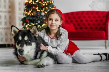 Çocuk kostüm ile büyük bir köpek başlıklı küçük kırmızı.