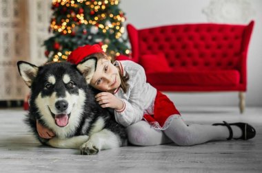 Çocuk kostüm ile büyük bir köpek başlıklı küçük kırmızı.