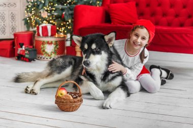 Çocuk kostüm ile büyük bir köpek başlıklı küçük kırmızı.