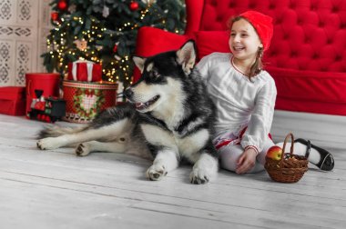 Çocuk kostüm ile büyük bir köpek başlıklı küçük kırmızı.