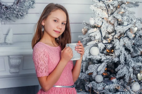 Милая Девочка Рождественском Интерьере Чашкой Руках — стоковое фото