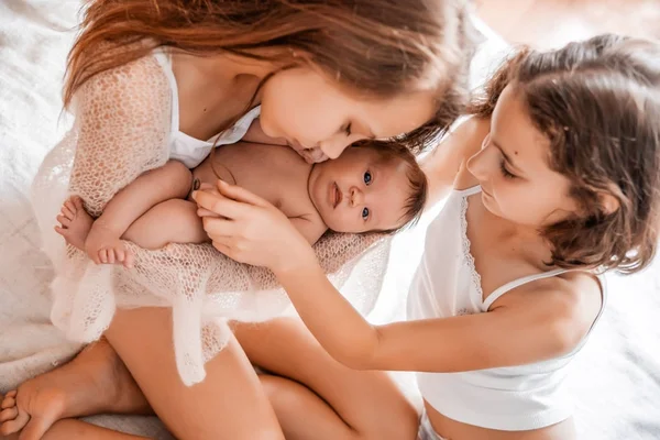 Hermana Mayor Sosteniendo Bebé Recién Nacido —  Fotos de Stock