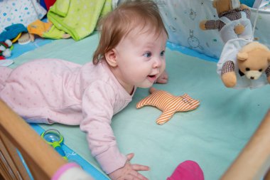Bebek beşiğinde oyuncaklarla çalış.