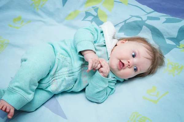Zabawne Dziecko Leżąc Łóżku — Zdjęcie stockowe