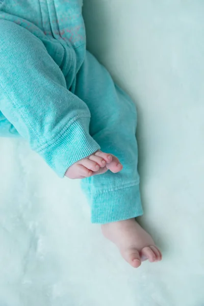 Λίγο Πόδια Του Μωρού Στο Παντελόνι — Φωτογραφία Αρχείου