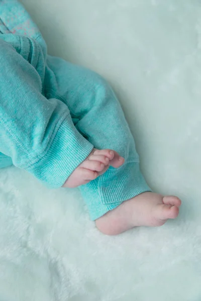 Маленькі Дитячі Ноги Штанях — стокове фото