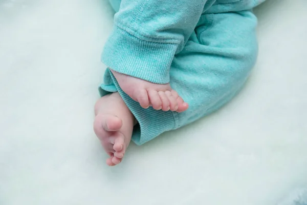 Kleine Baby Benen Broek — Stockfoto