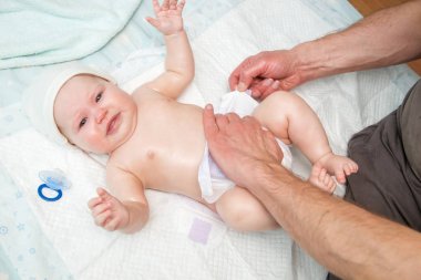 Baba bez bebeğin üzerine koyar..