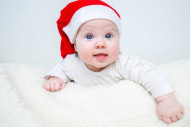 Kırmızı Santa şapka içinde komik bebek.