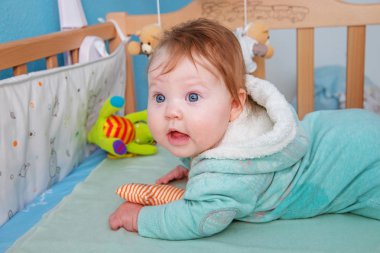 Bebek beşiğinde oyuncaklarla.