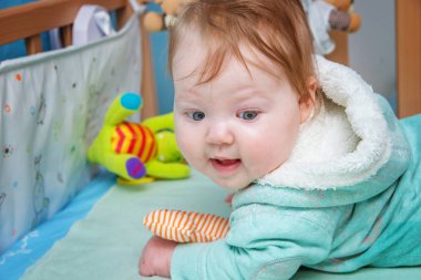 Bebek beşiğinde oyuncaklarla.