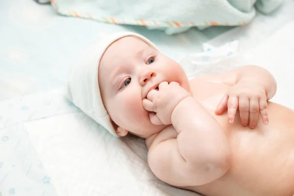 Een Naakte Baby Een Witte Dop Ligt Het Bed — Stockfoto