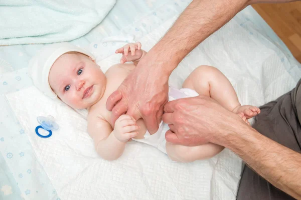 Dad Puts Diaper Baby — Stock Photo, Image
