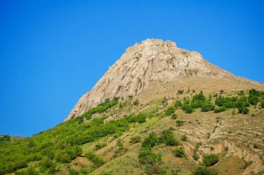 arka plan mavi gökyüzünde dağda.