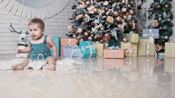 Різдвяна дитина грає, радіє — стокове відео