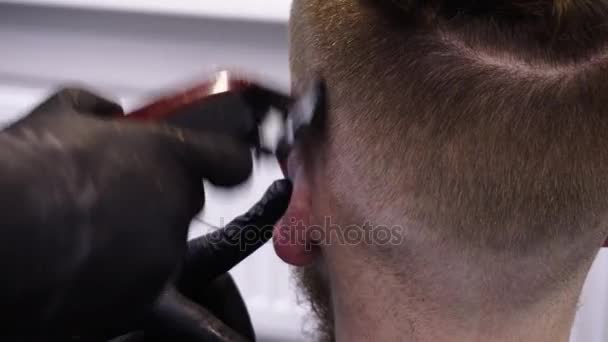 Mens penata rambut dan potongan rambut di sebuah toko cukur atau salon rambut . — Stok Video