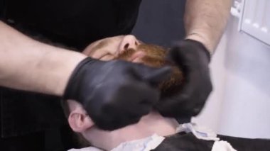 Erkek saç şekillendirme ve kanununu bir kuaför dükkanı veya saç salonda.