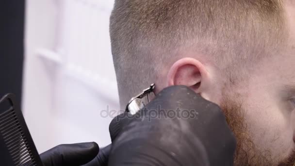 Мужская стрижка и стрижка в парикмахерской или парикмахерской . — стоковое видео
