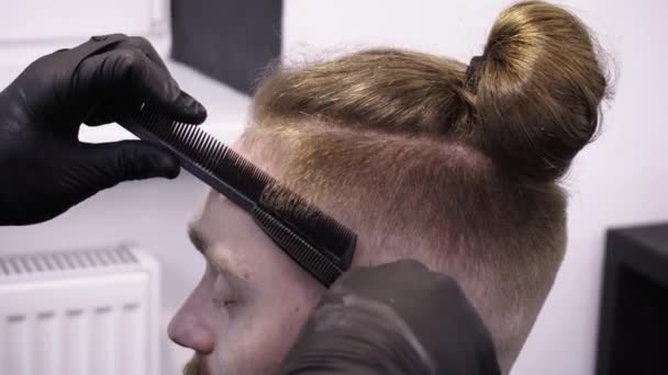 Mens hairstyling and haircutting in a barber shop or hair salon. — Stock Video