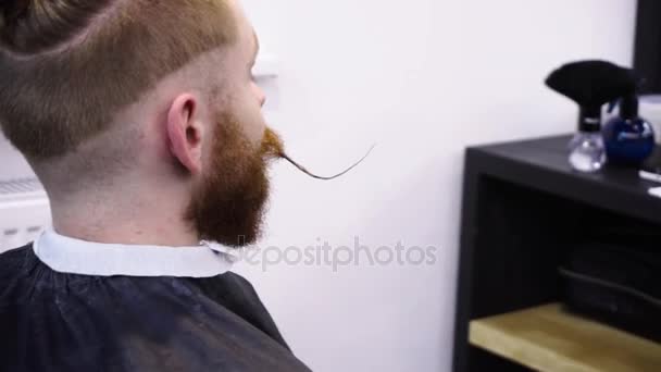 Mens κομμωτικής και haircutting σε ένα κατάστημα ή κομμωτήριο κουρείο. Βίντεο Κλιπ