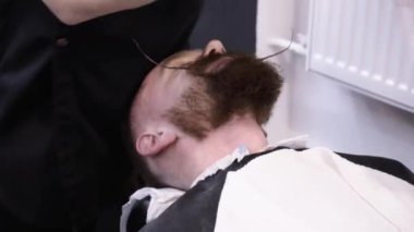 Erkek saç şekillendirme ve kanununu bir kuaför dükkanı veya saç salonda.