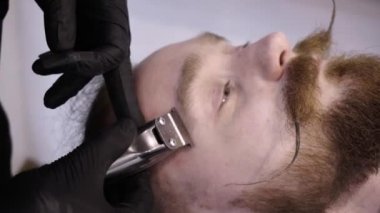 Erkek saç şekillendirme ve kanununu bir kuaför dükkanı veya saç salonda.