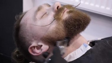 Erkek saç şekillendirme ve kanununu bir kuaför dükkanı veya saç salonda.