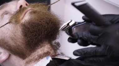 Erkek saç şekillendirme ve kanununu bir kuaför dükkanı veya saç salonda.