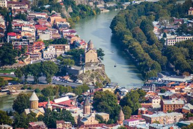 Kura Nehri ve Metekhi kilise o Tbilisi şehrin havadan görünümü